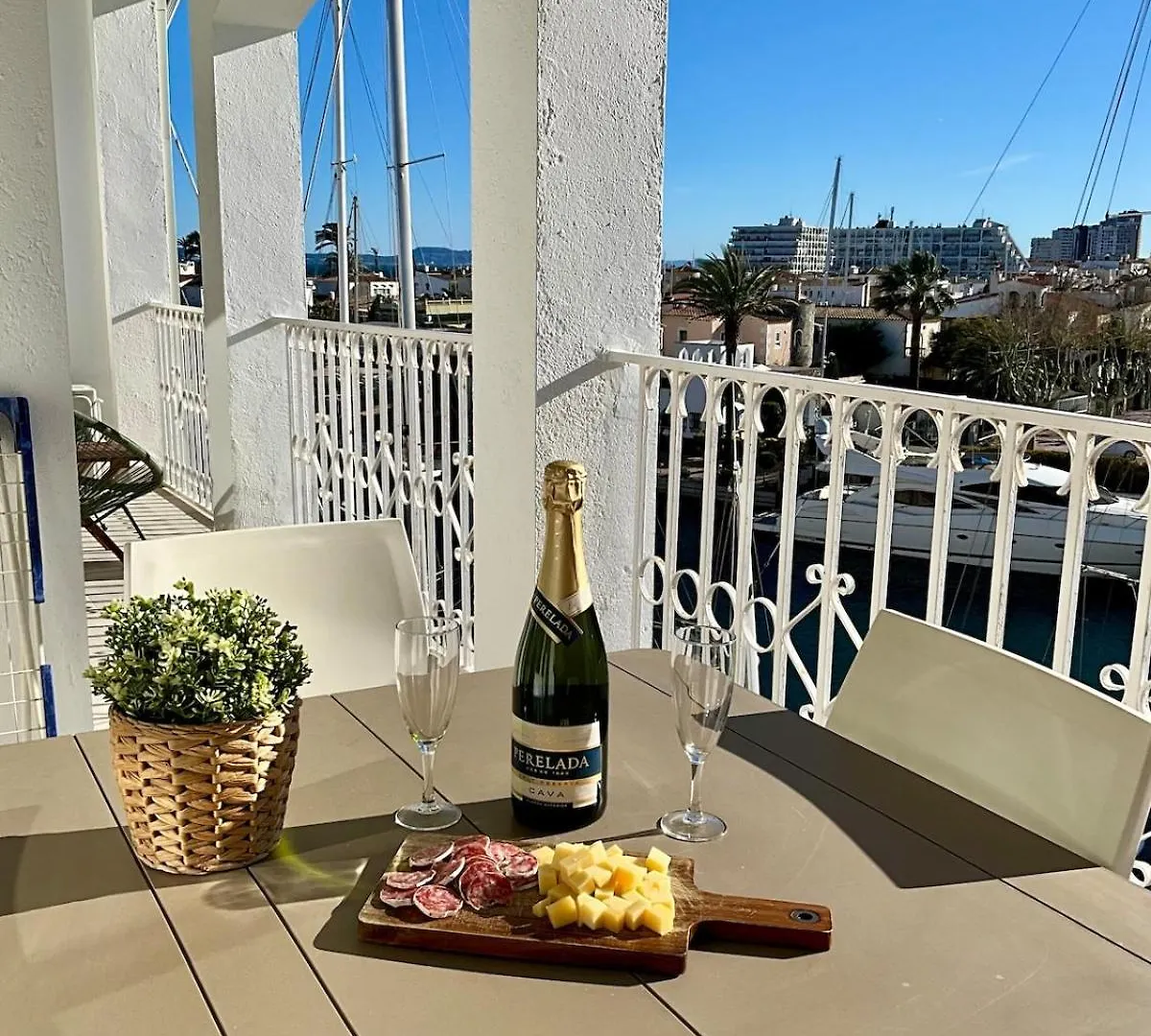 Apartment Marina View Empuriabrava - Appartement Sud-Ouest Au Canal Avec Terrasse
